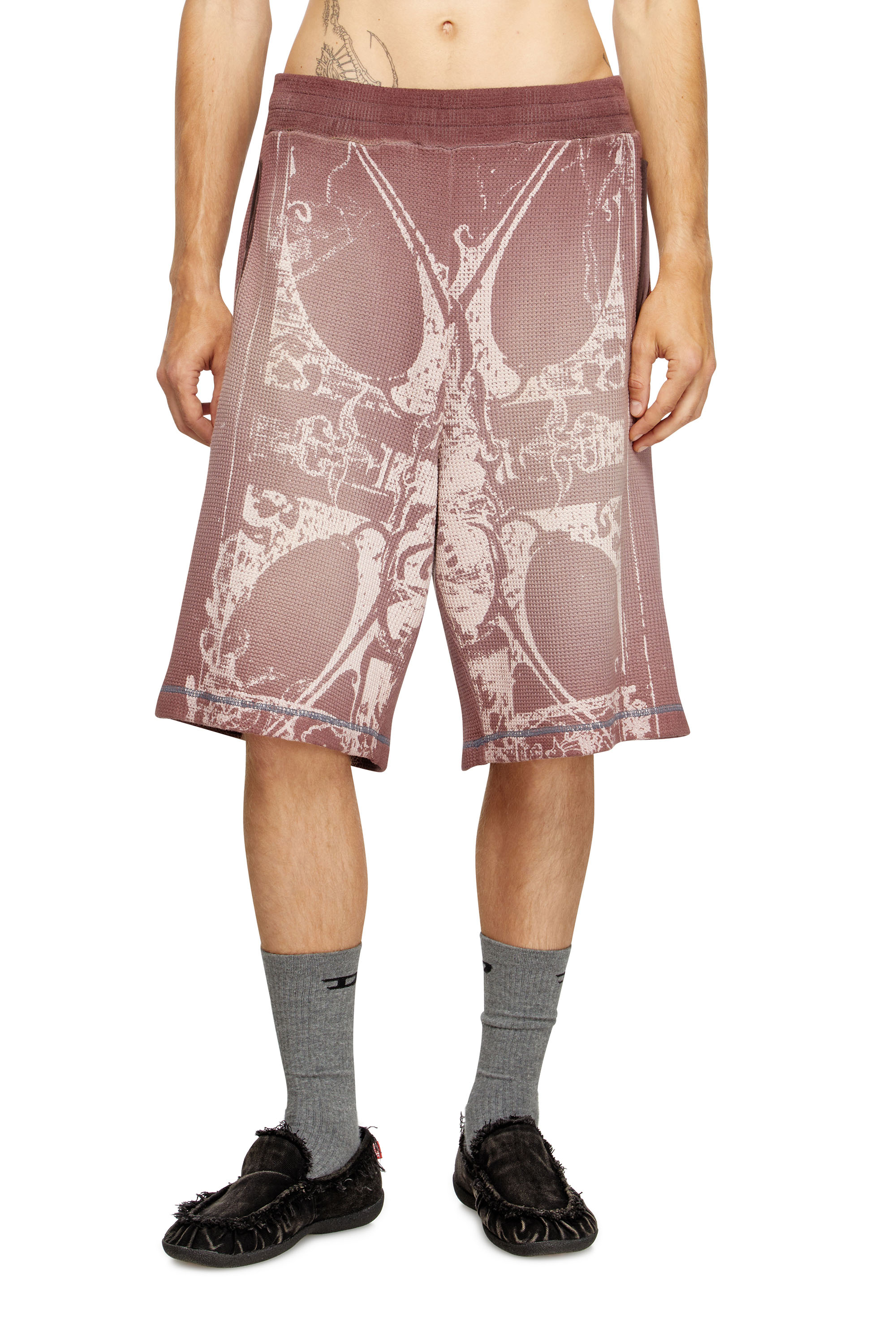 Diesel - P-WARKY-SHORT, Pantalones cortos de gofre con estampado medieval Hombre in Morado - 2